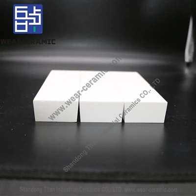 Sự khác biệt giữa tấm gốm alumina và tấm lót gốm chịu mài mòn là gì?